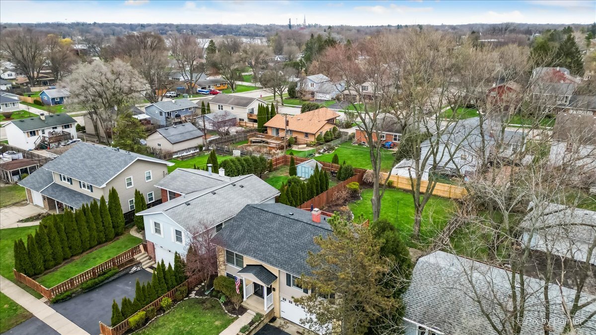 647 North Ridgemoor Avenue Mundelein, IL 60060 - Photo 32 of 39 an aerial view of multiple house