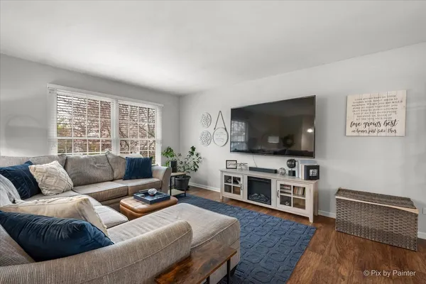 $365,000 | 647 North Ridgemoor Avenue, Mundelein, IL 60060