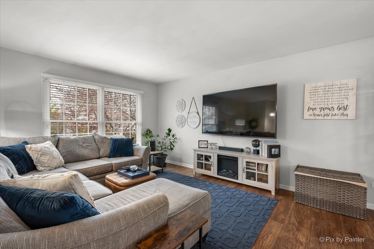 647 North Ridgemoor Avenue Mundelein, IL 60060 - Photo 5 of 39 a living room with furniture and a flat screen tv