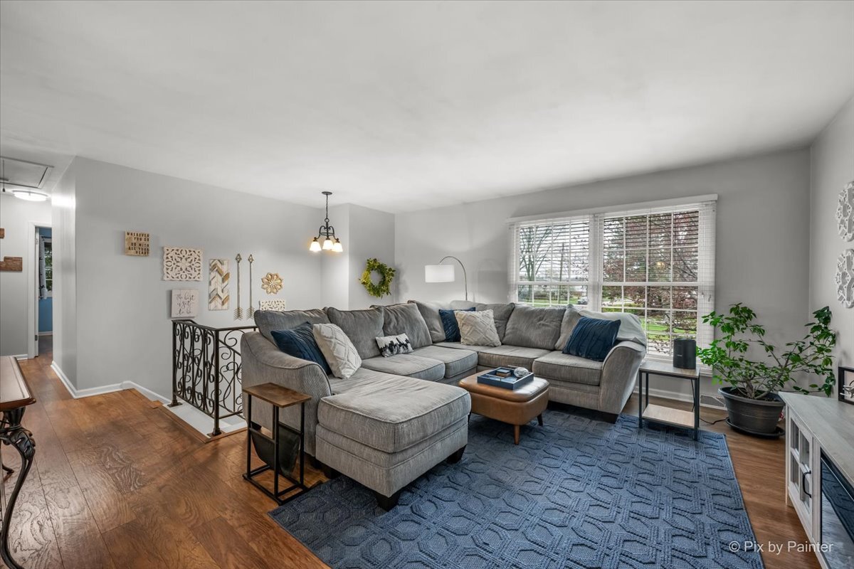 647 North Ridgemoor Avenue Mundelein, IL 60060 - Photo 6 of 39 a living room with furniture potted plant and a window