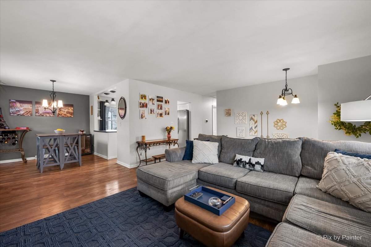 647 North Ridgemoor Avenue Mundelein, IL 60060 - Photo 7 of 39 a living room with furniture and a chandelier