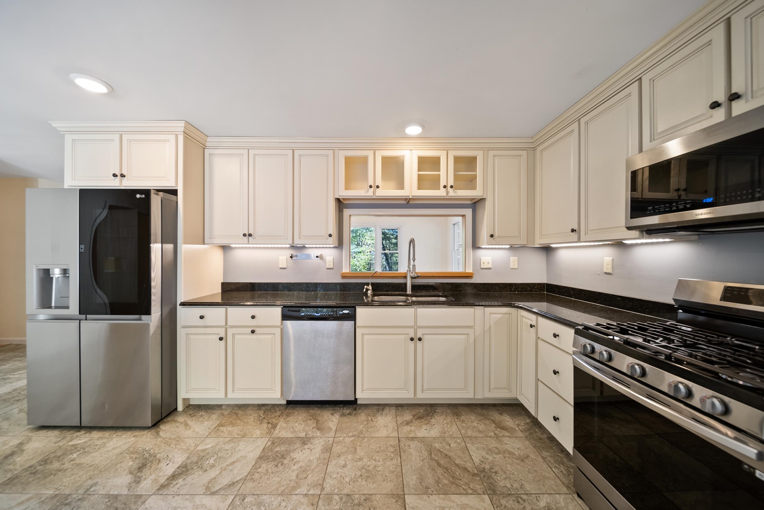 328 East Dunbarton Road Goffstown, NH 03045 - Photo 7 of 32