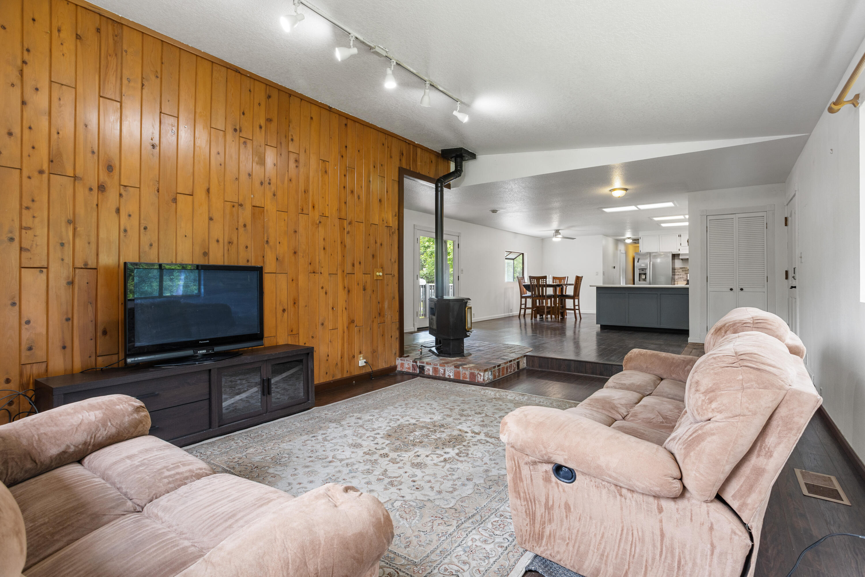 9891 Harley Leighton Road Redding, CA 96003 - Photo 28 of 52 Interior04