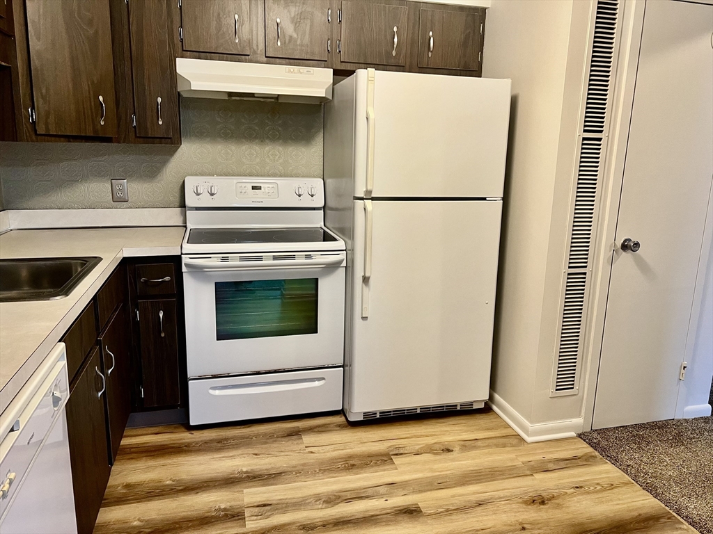 1004 Paradise Road, Unit 1L Swampscott, MA 01907 - Photo 17 of 27