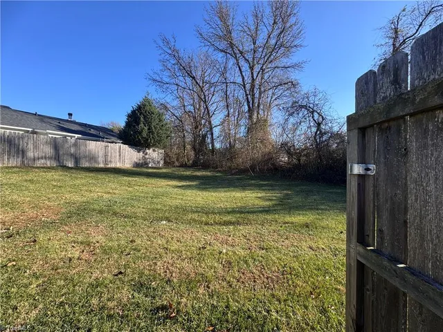 $1,450 | 814 Guilford College Road, Greensboro, NC 27409