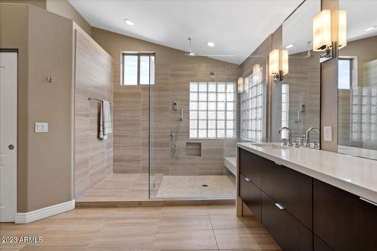 4356 East Swilling Road Phoenix, AZ 85050 - Photo 38 of 67 Primary bathroom