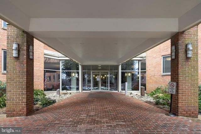 $310,000 | 3000 Spout Run Parkway, Unit D501, Arlington, VA 22201