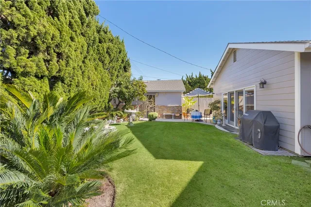 a view of a back yard of the house