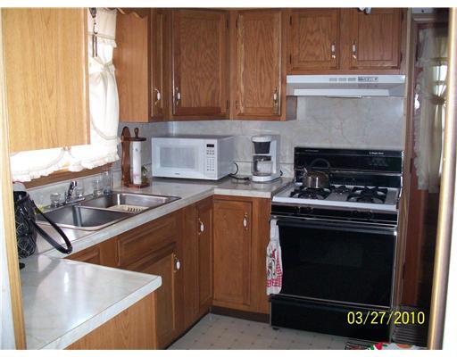 455 South State Line Road Sharon, PA 16146 - Photo 4 of 12 Kitchen.