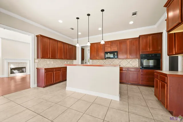 $337,000 | 11372 Pleasant Knoll Drive, Denham Springs, LA 70726