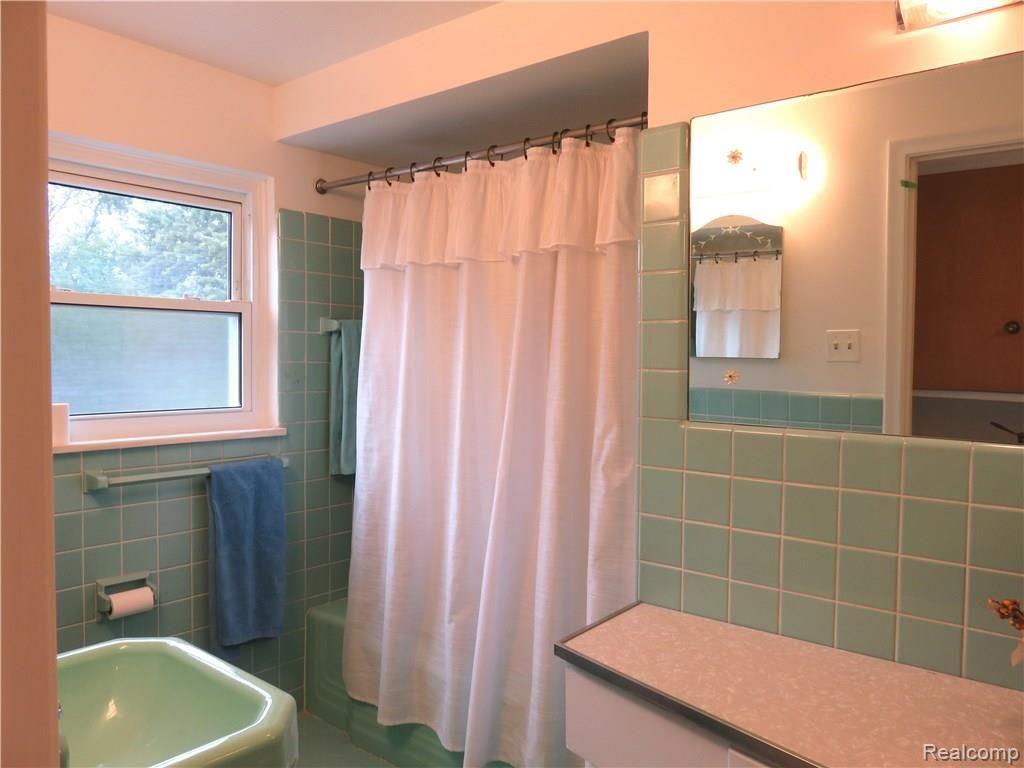 8 Millington Road Pleasant Ridge, MI 48069 - Photo 18 of 18 8 Millington full bath.JPG