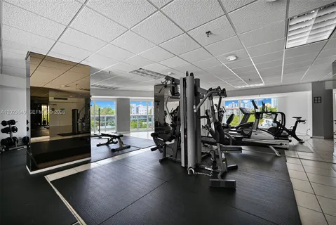 $4,000 | 2401 Collins Avenue, Unit 504, Miami Beach, FL 33140