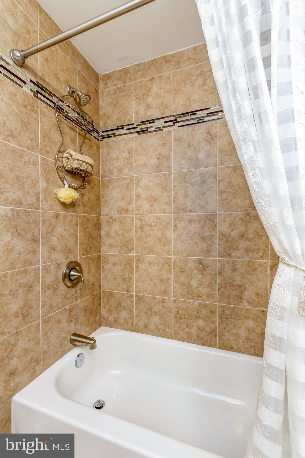 3626 Hineline Road Baltimore, MD 21229 - Photo 13 of 20 Upstairs Bath Tile Detail