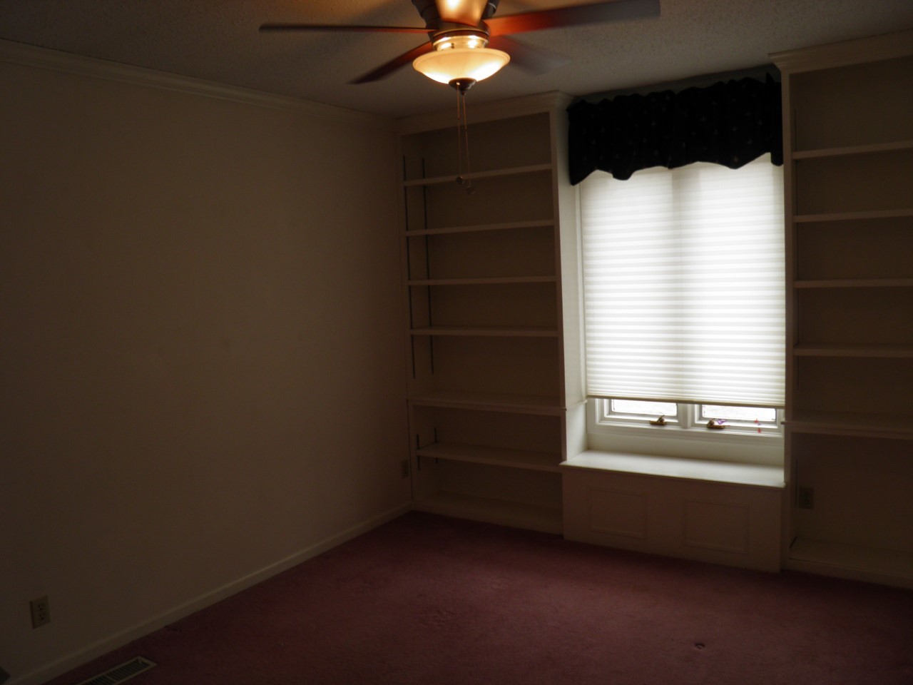 2264 Ridgeview Drive Muscatine, IA 52761 - Photo 15 of 33 an empty room with a window