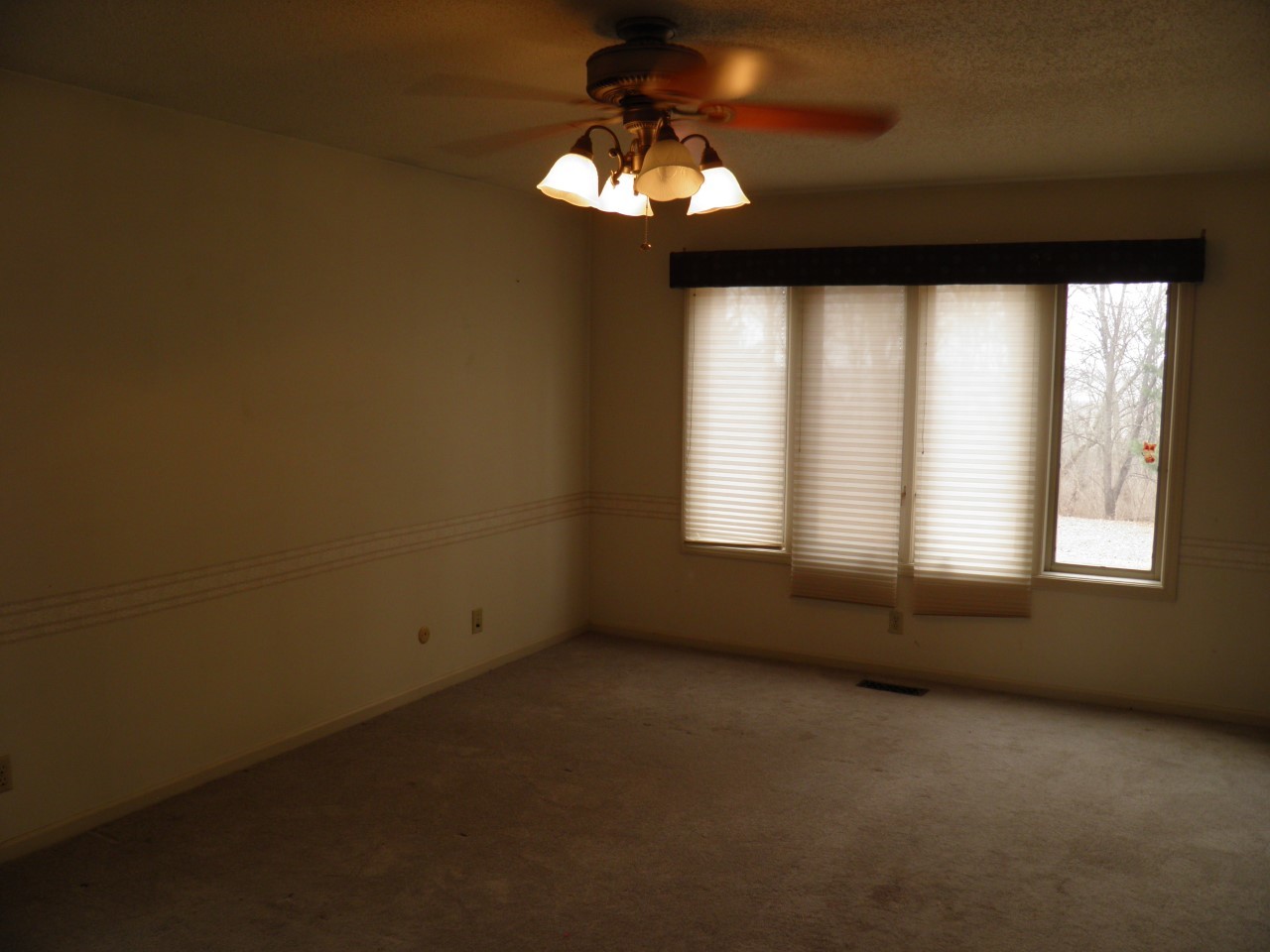 2264 Ridgeview Drive Muscatine, IA 52761 - Photo 16 of 33 a view of an empty room with a window