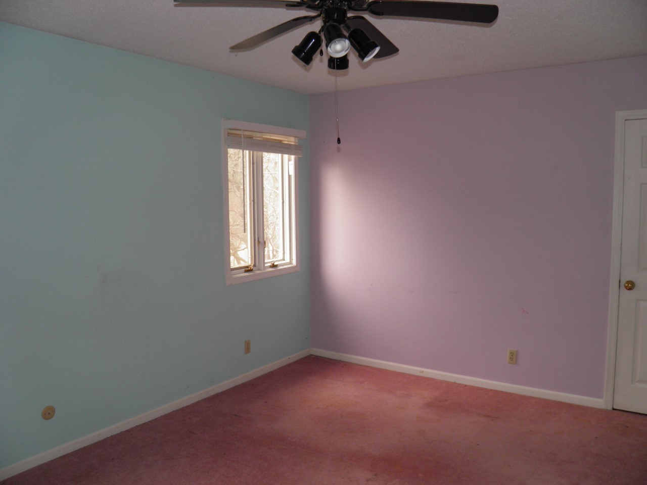 2264 Ridgeview Drive Muscatine, IA 52761 - Photo 20 of 33 an empty room with a window and a fan