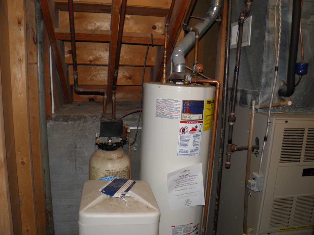 2264 Ridgeview Drive Muscatine, IA 52761 - Photo 25 of 33 a bathroom with a sink toilet and a shower