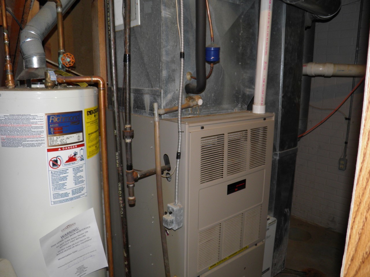 2264 Ridgeview Drive Muscatine, IA 52761 - Photo 26 of 33 a bathroom with a sink and mirror