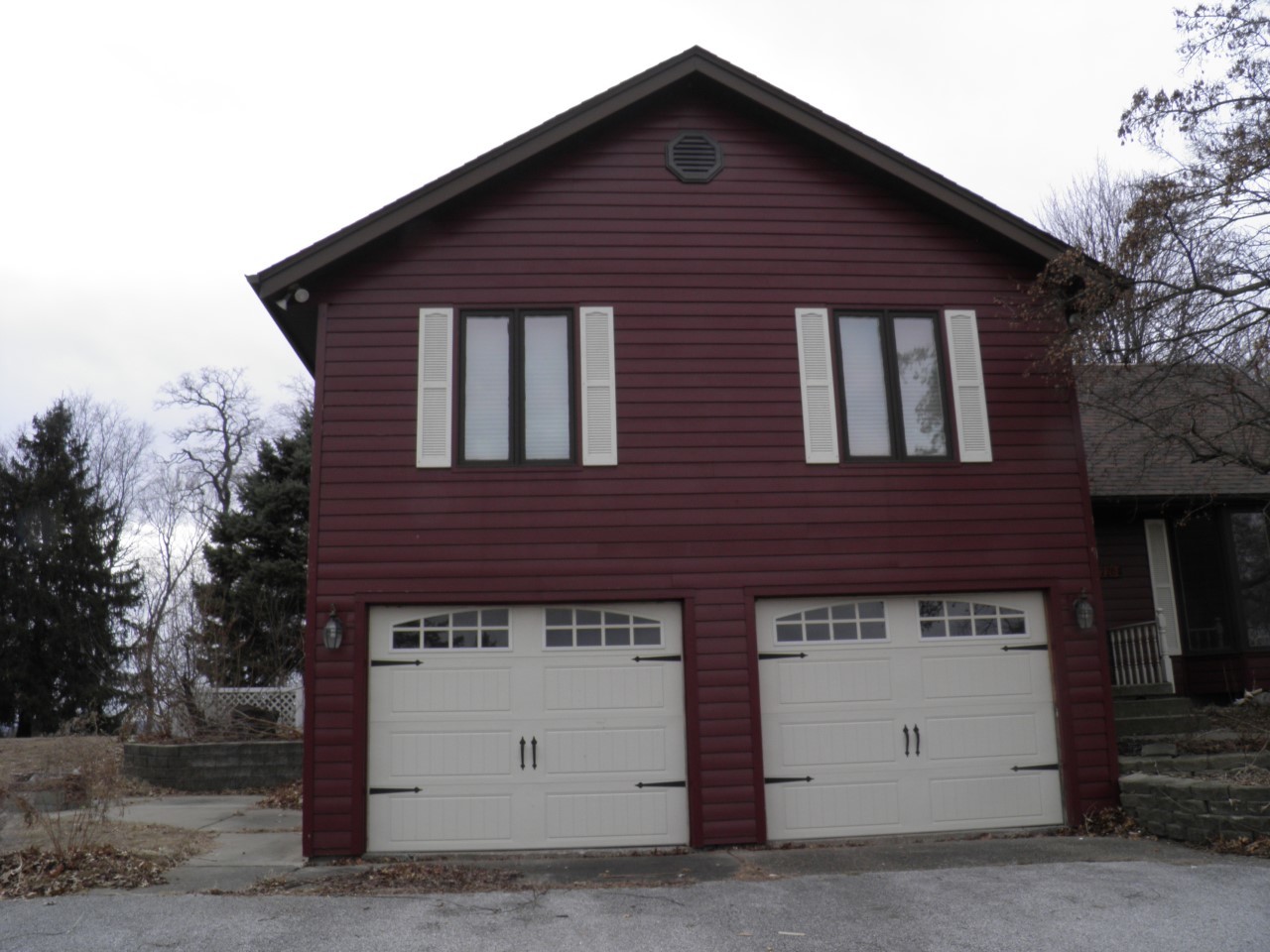 2264 Ridgeview Drive Muscatine, IA 52761 - Photo 31 of 33 a front view of a house with a garage