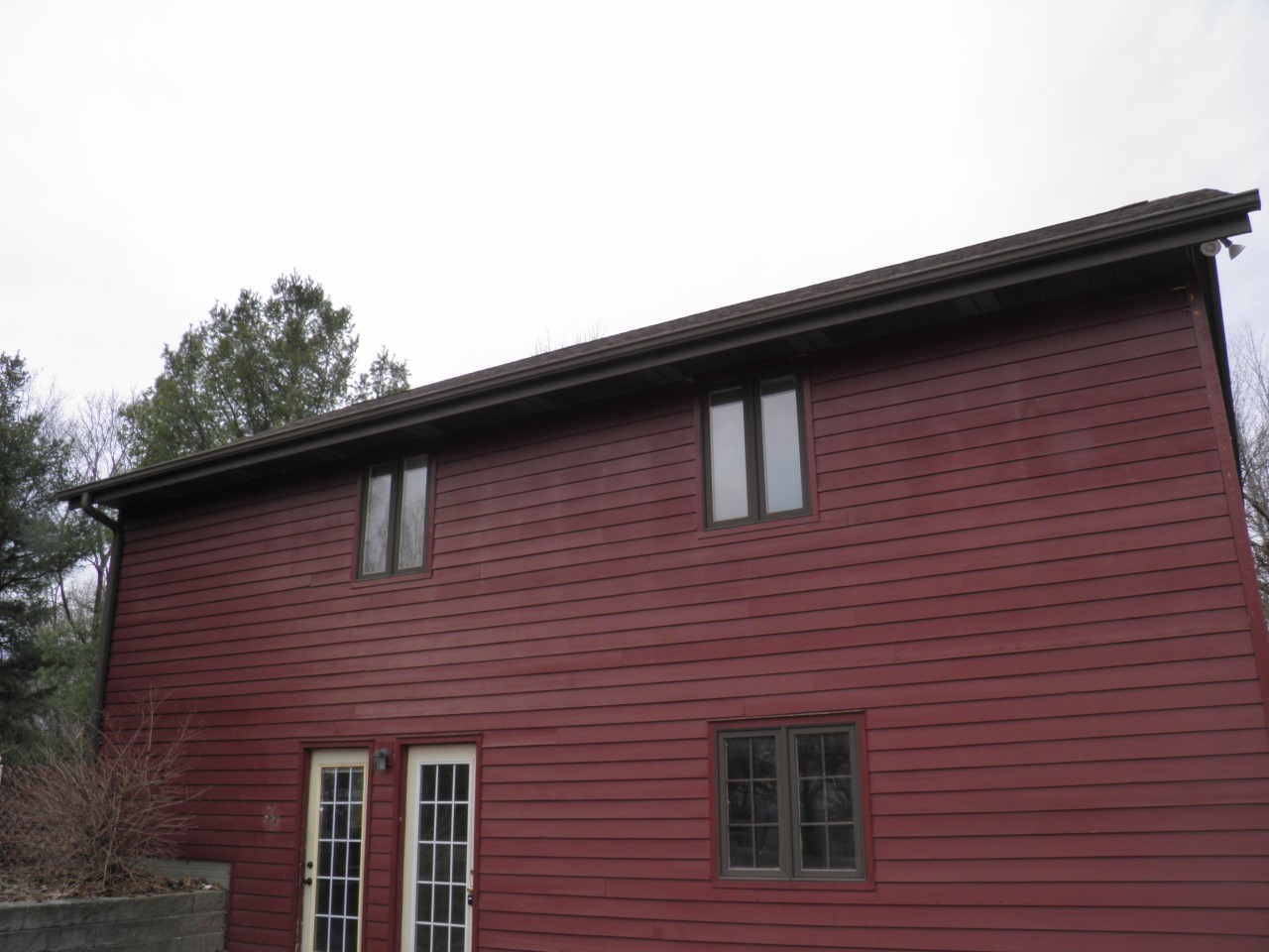 2264 Ridgeview Drive Muscatine, IA 52761 - Photo 4 of 33 a brick building with a large windows