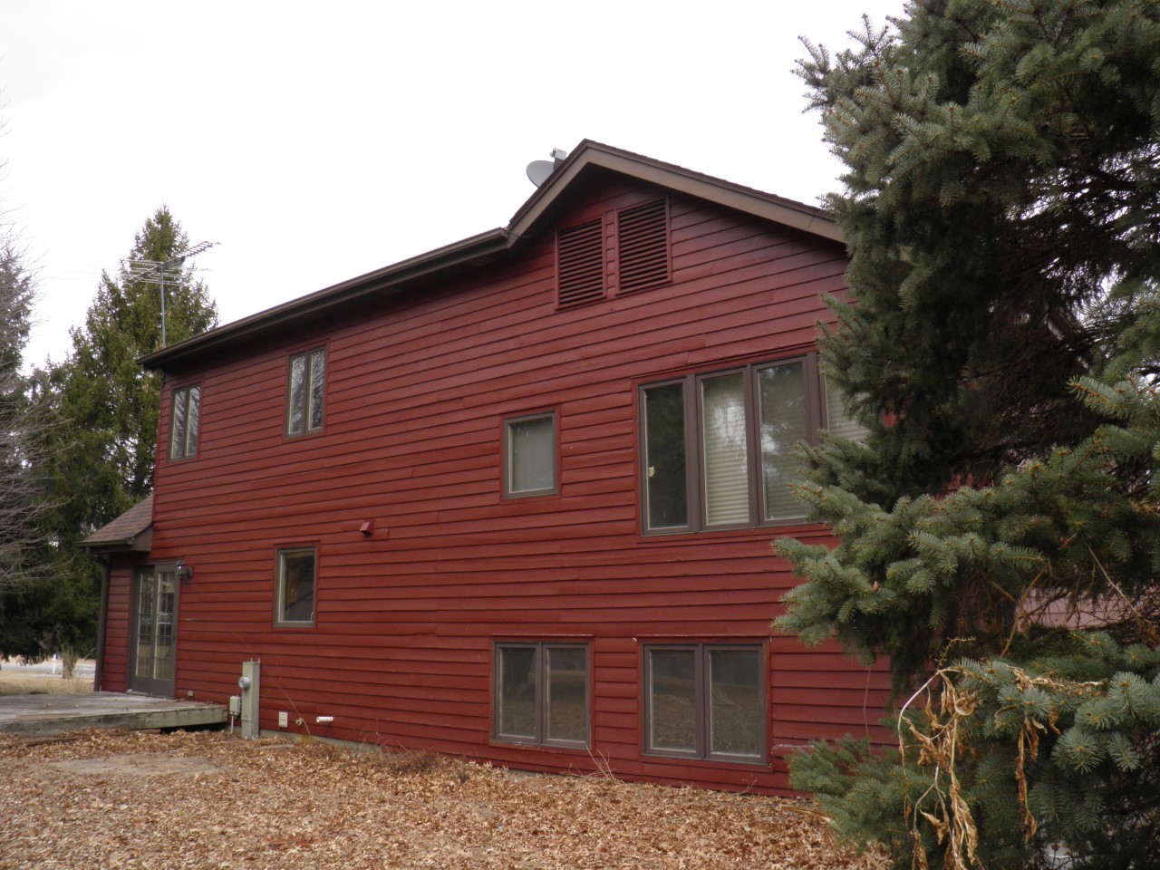 2264 Ridgeview Drive Muscatine, IA 52761 - Photo 6 of 33 a front view of a house with garden