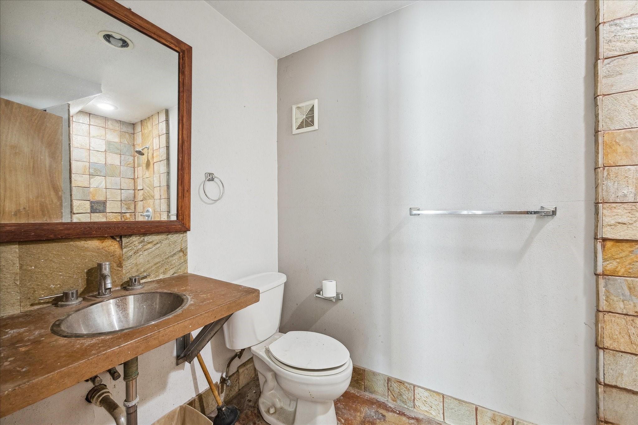 10102 Knoboak Drive Houston, TX 77080 - Photo 30 of 39 a bathroom with a sink a toilet and a mirror