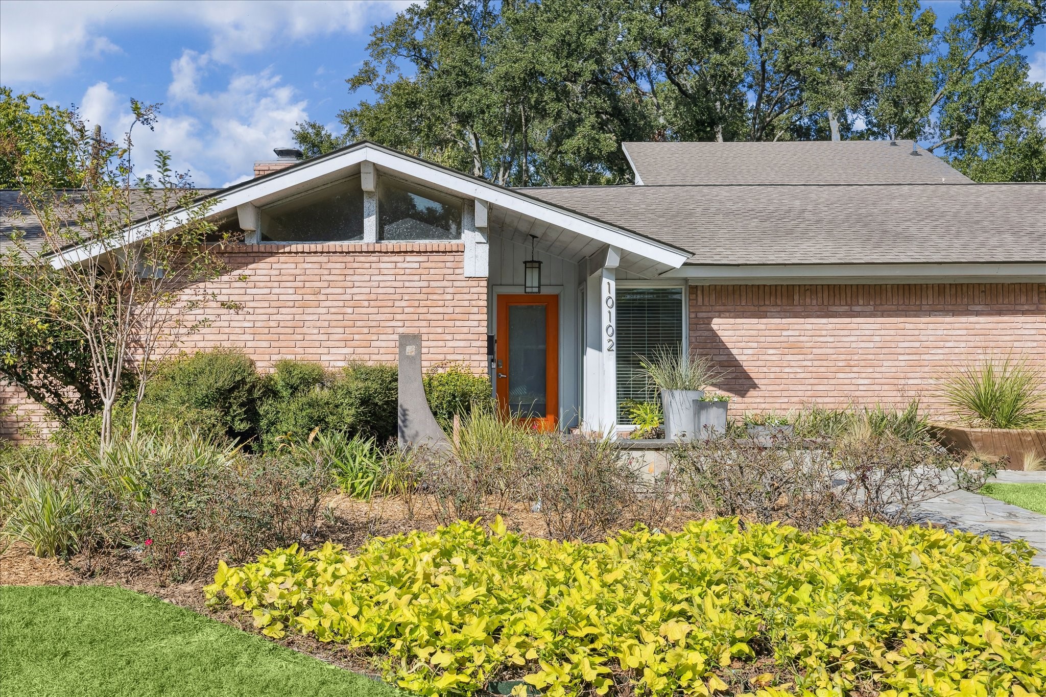 10102 Knoboak Drive Houston, TX 77080 - Photo 6 of 39 a front view of a house with a yard