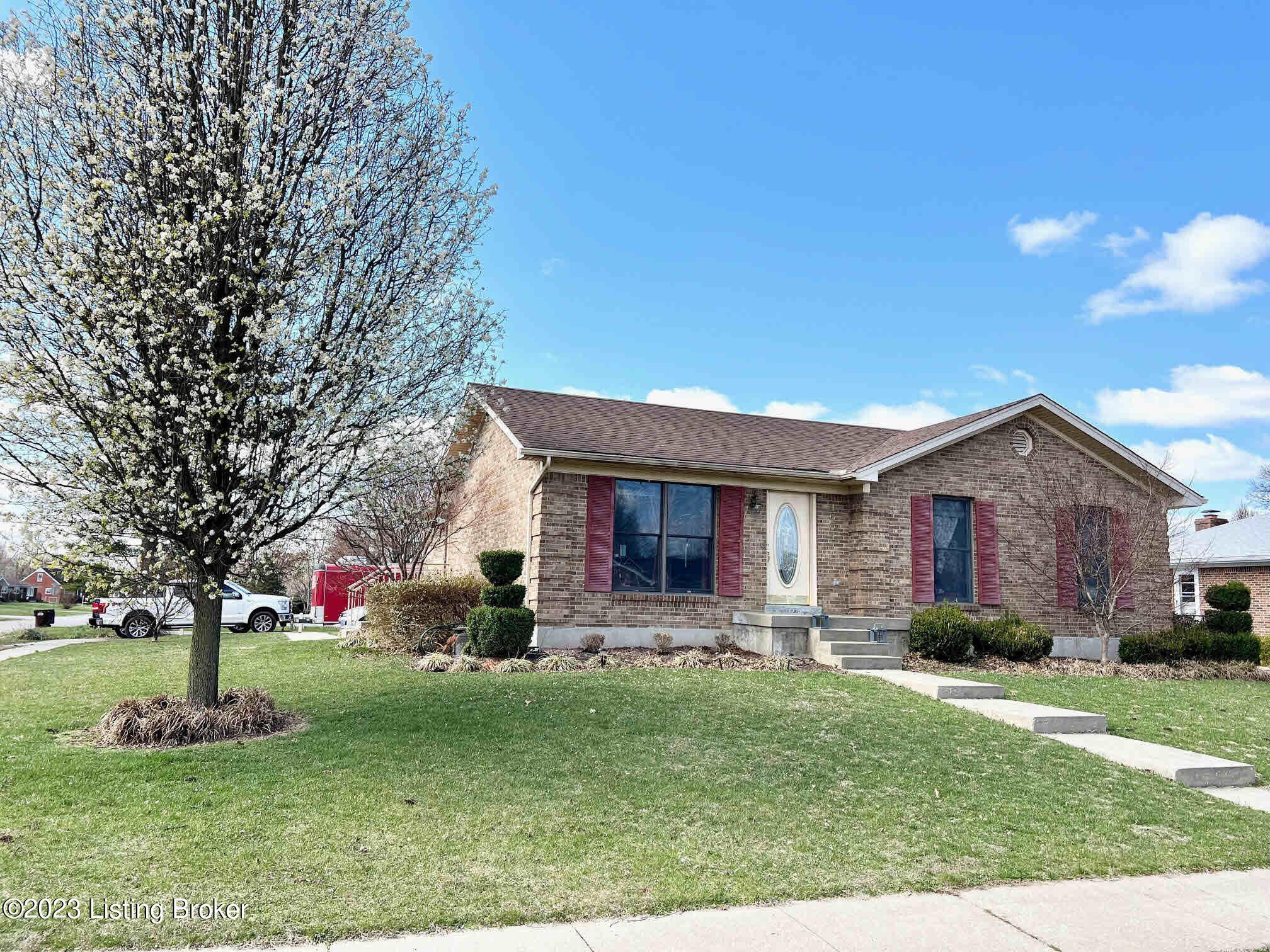 4604 Sandhill Road Louisville, KY 40219 - Photo 1 of 35 Front View