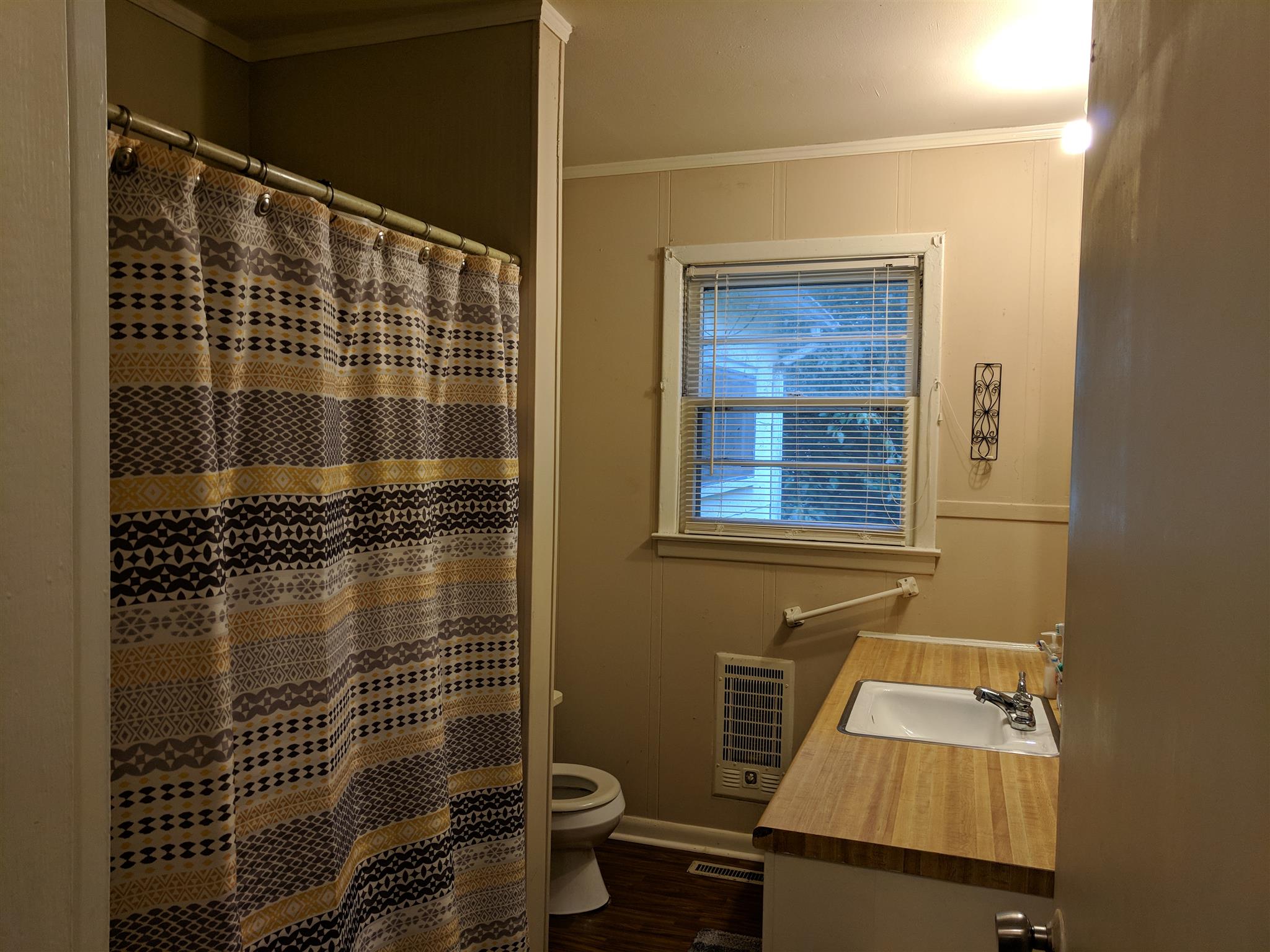 1405 Ovoca Road Tullahoma, TN 37388 - Photo 14 of 16 Full bathroom.