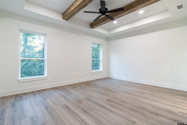 a view of a house with backyard and garden