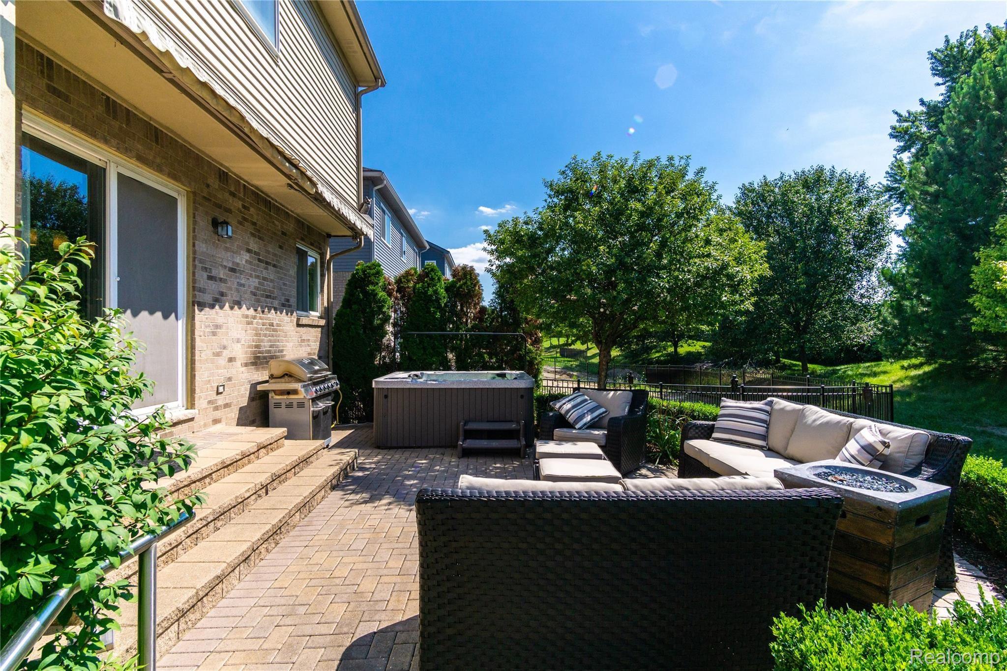 30701 Bradmore Road Warren, MI 48092 - Photo 7 of 52 Patio overview