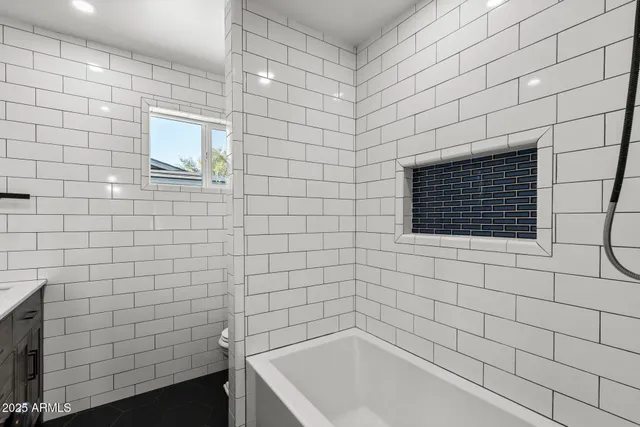 a view of a pathway with a white house