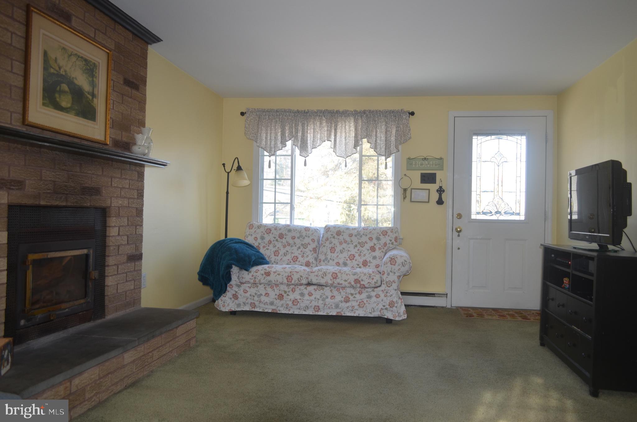335 Horsham Road Hatboro, PA 19040 - Photo 6 of 25 Living /room Entrance