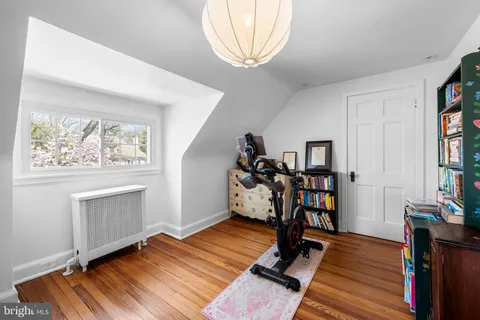 a black and white photo of a living room