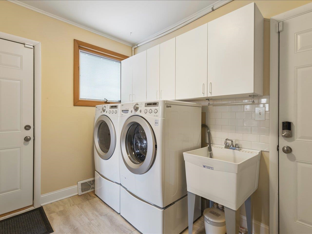 4701 Highcrest Road Rockford, IL 61107 - Photo 16 of 23 a utility room with dryer and washer