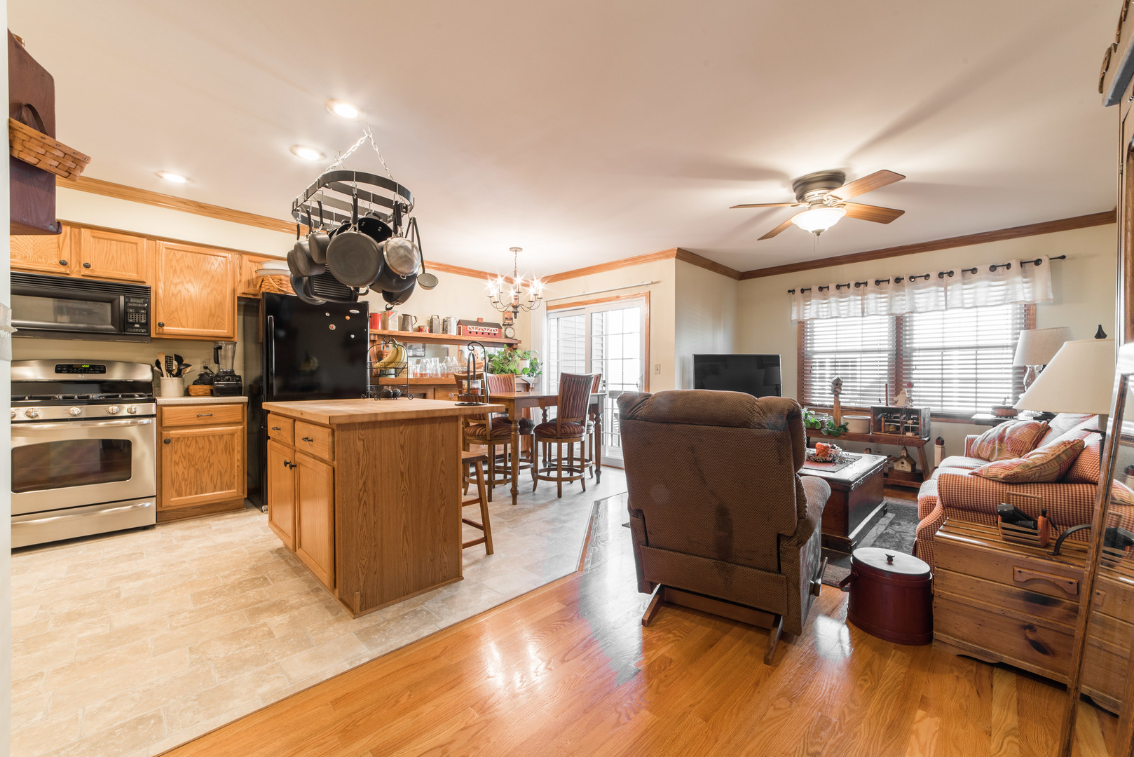 508 South Peace Road, Unit 508 Sycamore, IL 60178 - Photo 4 of 29 a living room with furniture and kitchen view