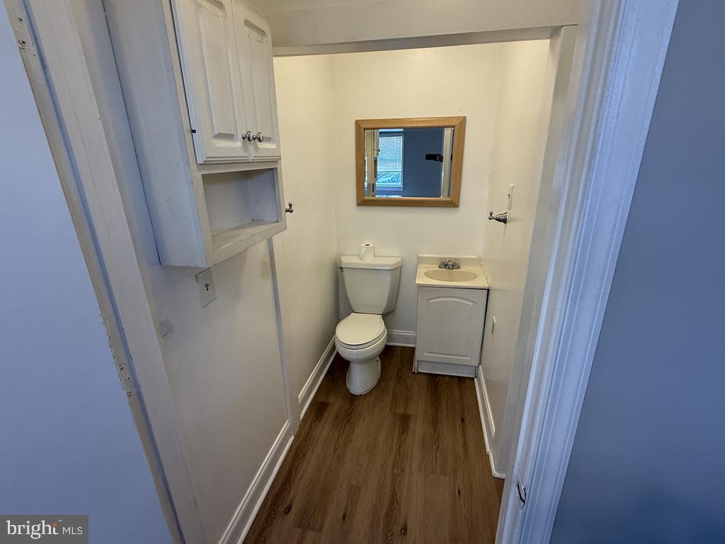 402 North Springfield Road Clifton Heights, PA 19018 - Photo 7 of 11 Cozy bathroom with modern touches.