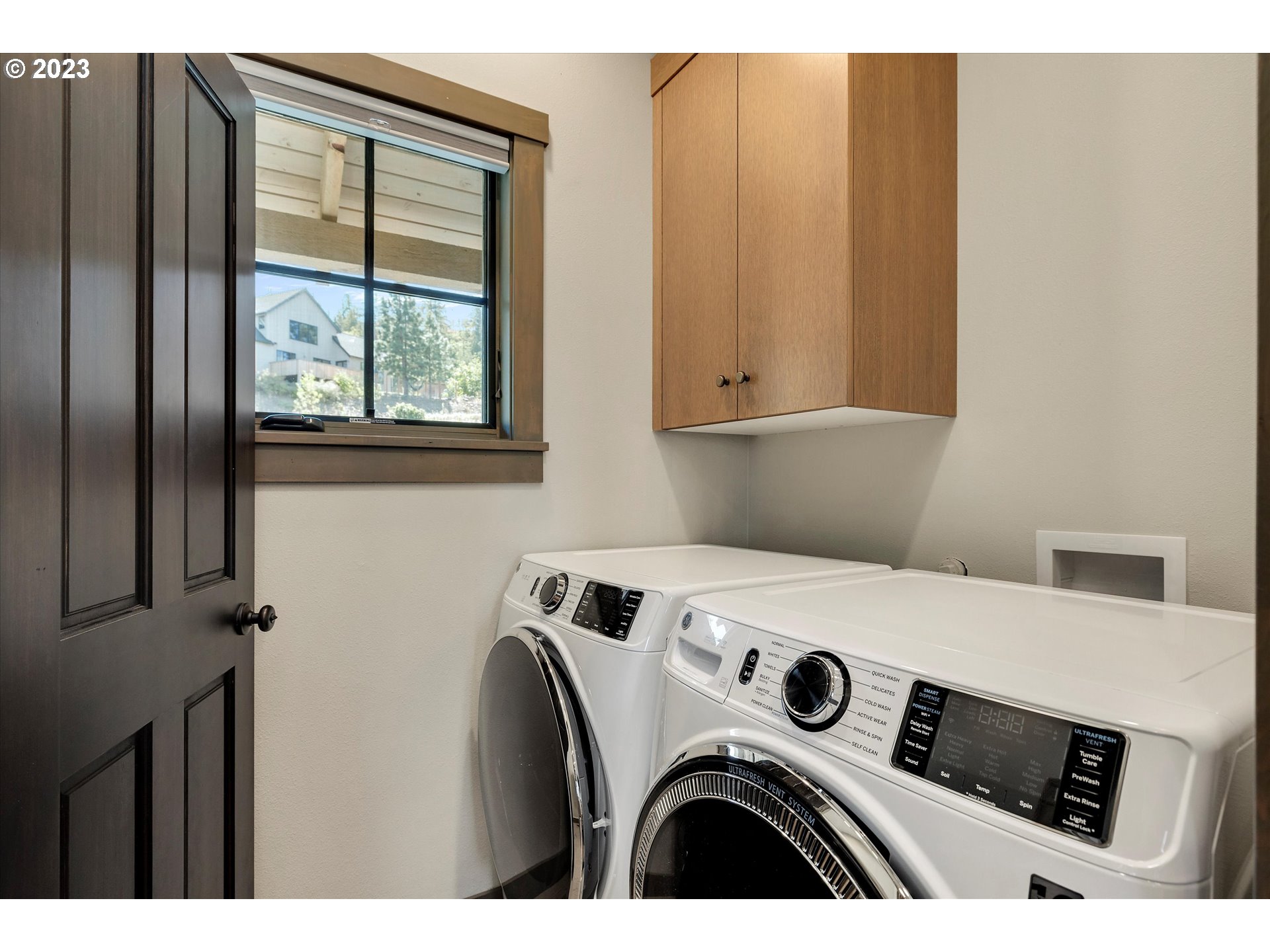915 Fifth Avenue Mosier, OR 97040 - Photo 20 of 34 a utility room with dryer and washer