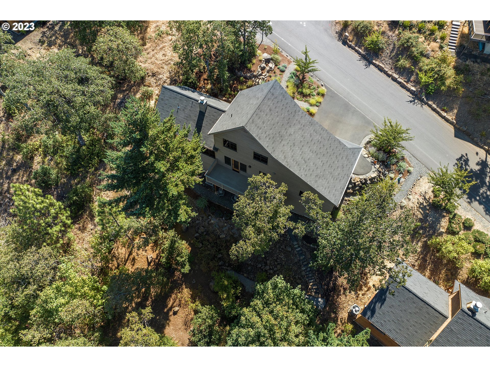 915 Fifth Avenue Mosier, OR 97040 - Photo 31 of 34 an aerial view of house with yard