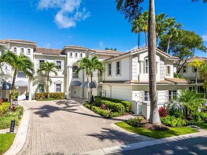 a view of entryway and livingroom
