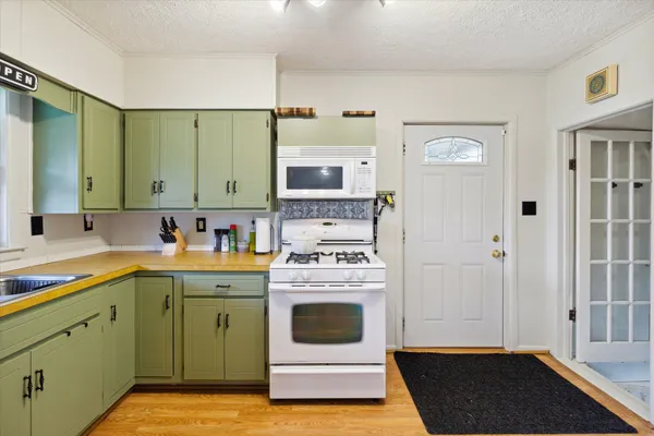 $225,000 | 4154 West Carpenter Road, Flint, MI 48504