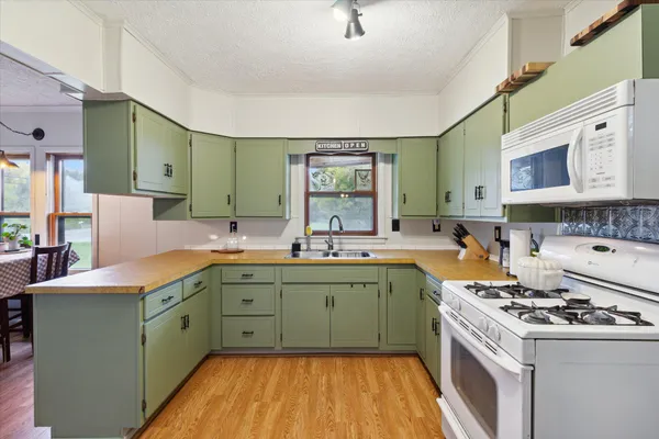 $225,000 | 4154 West Carpenter Road, Flint, MI 48504