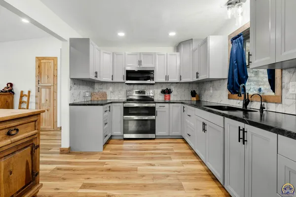 $575,000 | 3139 East 293rd Street, Melvern, KS 66510