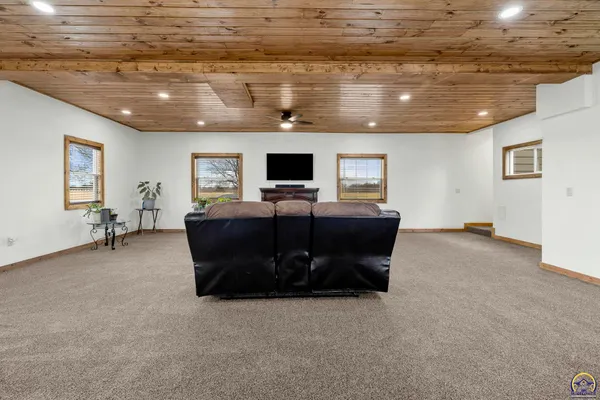 $575,000 | 3139 East 293rd Street, Melvern, KS 66510