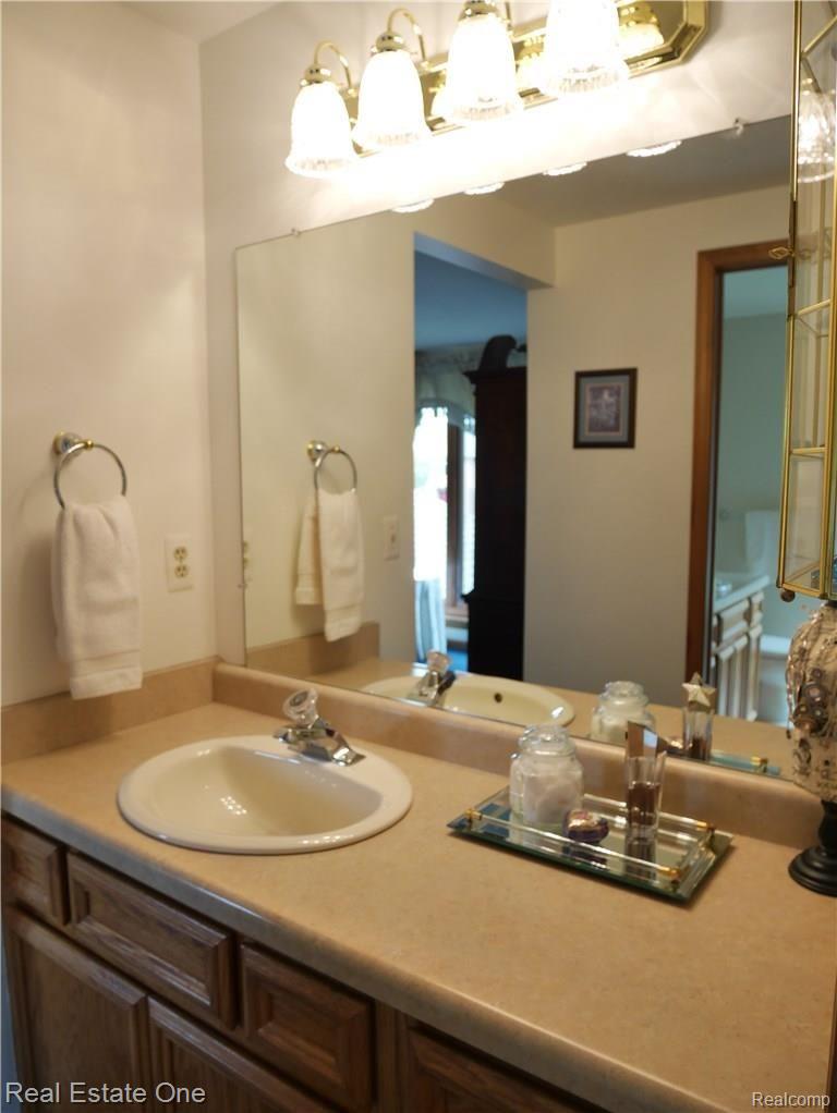 3575 Salem Drive Rochester, MI 48306 - Photo 16 of 37 master bath.JPG
