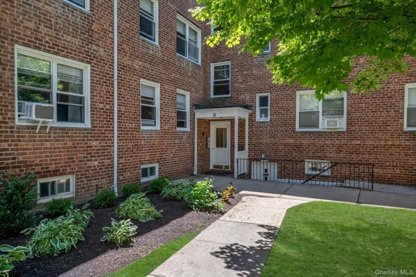$315,000 | 9 Edwards Street, Unit 1F, Roslyn Heights, NY 11577