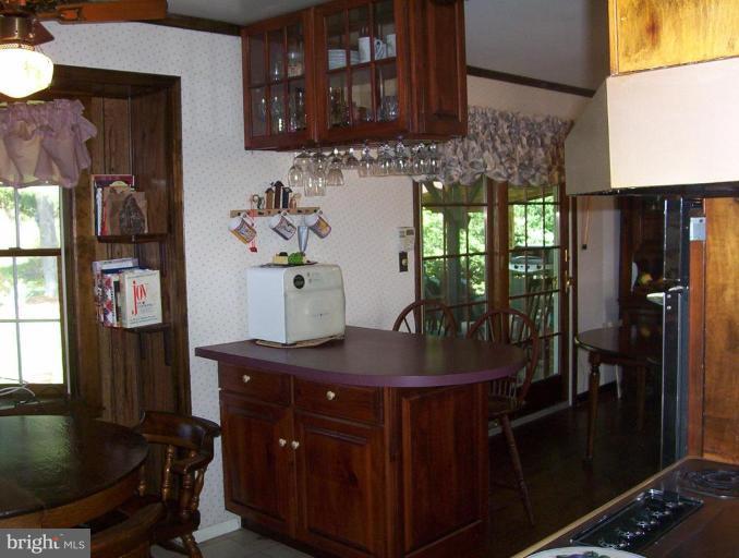 15904 Germantown Road Germantown, MD 20874 - Photo 8 of 22 THE KITCHEN BREAKFAST BAR
