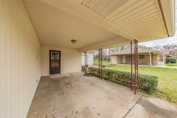 a view of a house with backyard and porch