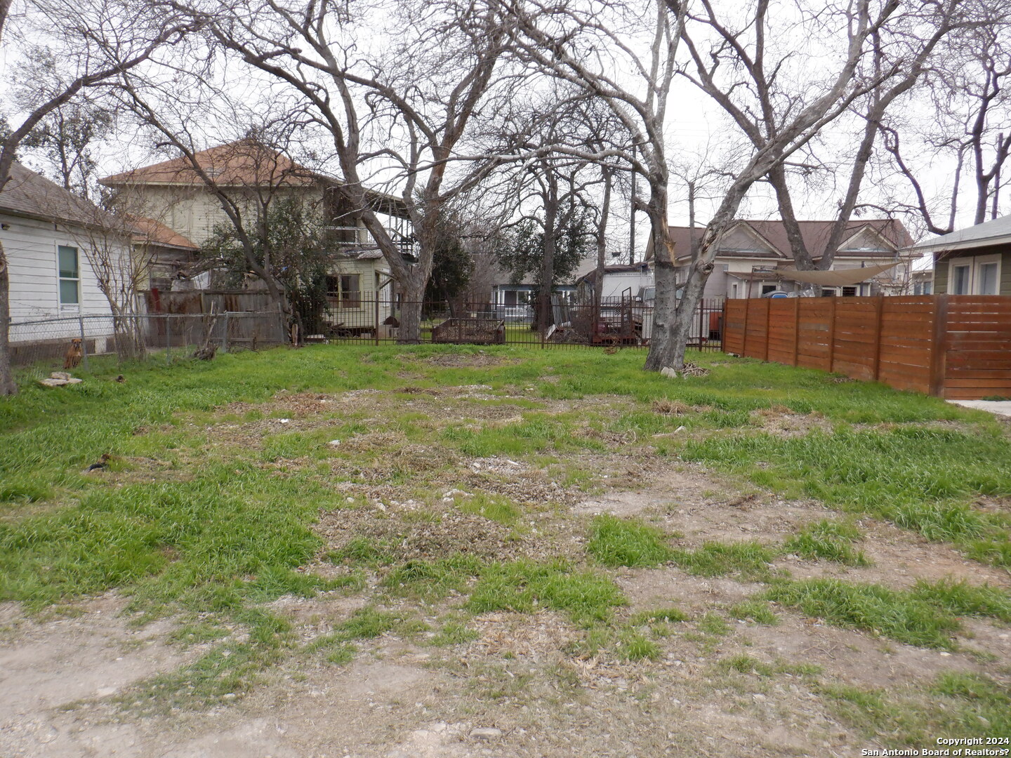 a view of a yard with a house