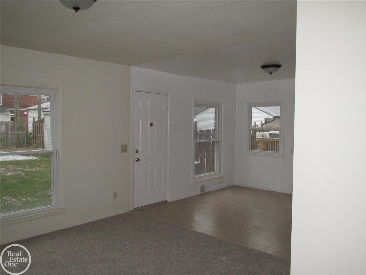 1323 Hampton Road Grosse Pointe Woods, MI 48236 - Photo 13 of 40